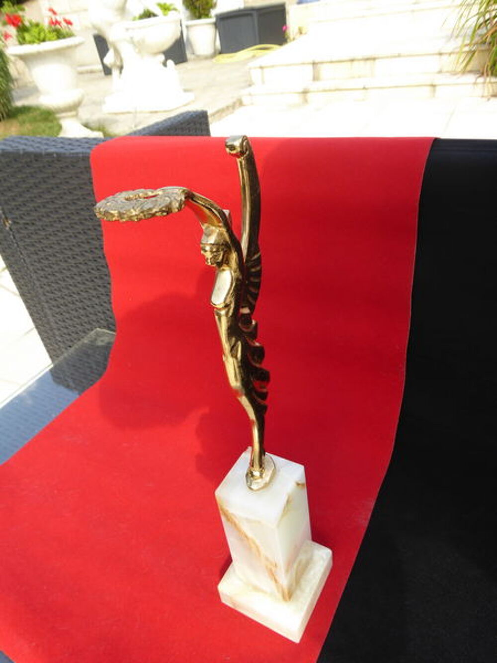 Statue dor&eacute;e avec socle en onyx Décoration