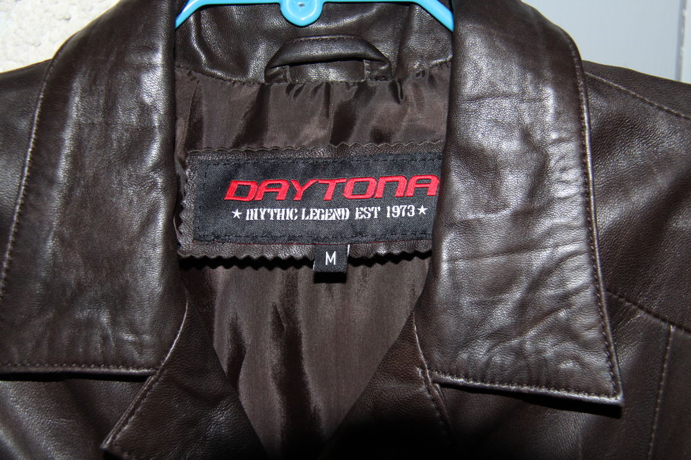 Blouson en cuir pour homme taille M
Vêtements