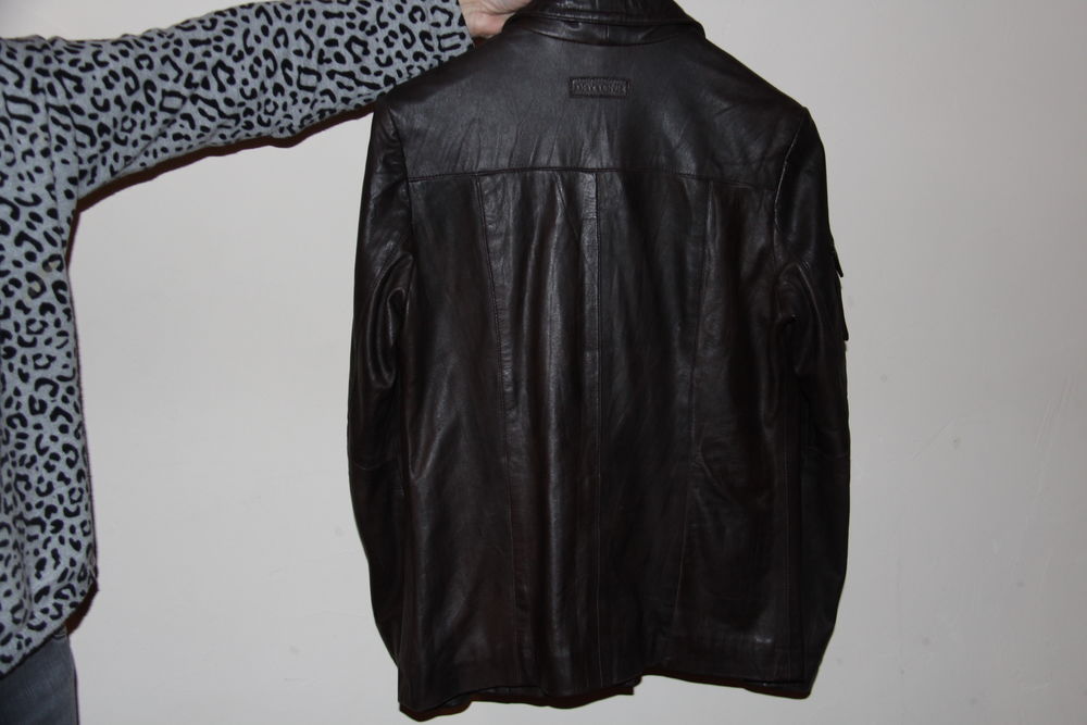 Blouson en cuir pour homme taille M
Vêtements