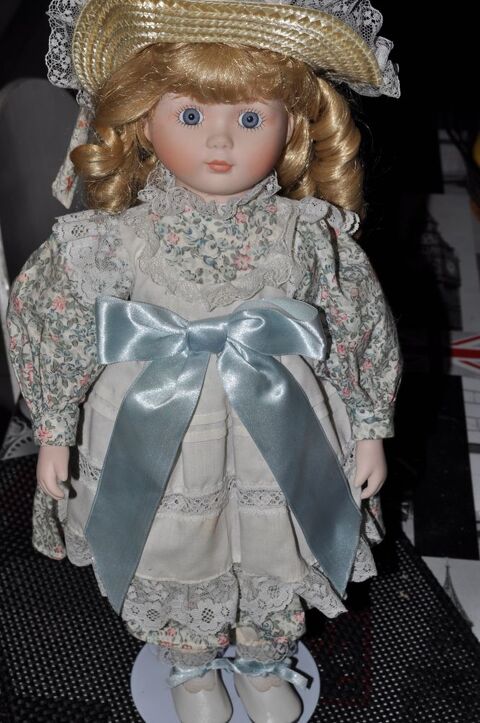 Poupe en porcelaine et son grand n?ud bleu 5 Perreuil (71)