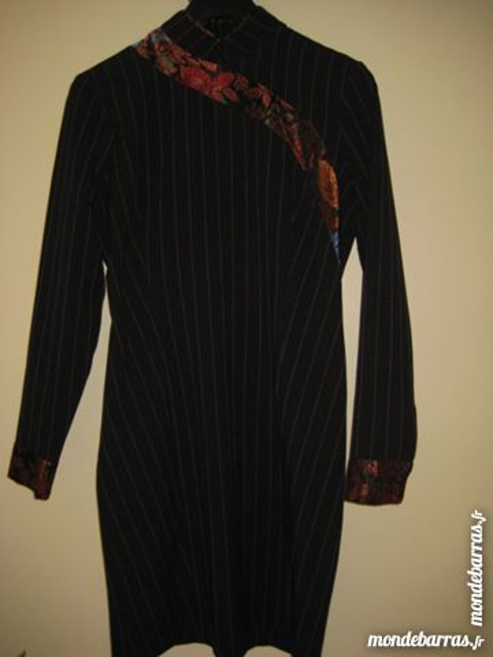 robe noire avec broderies Vêtements