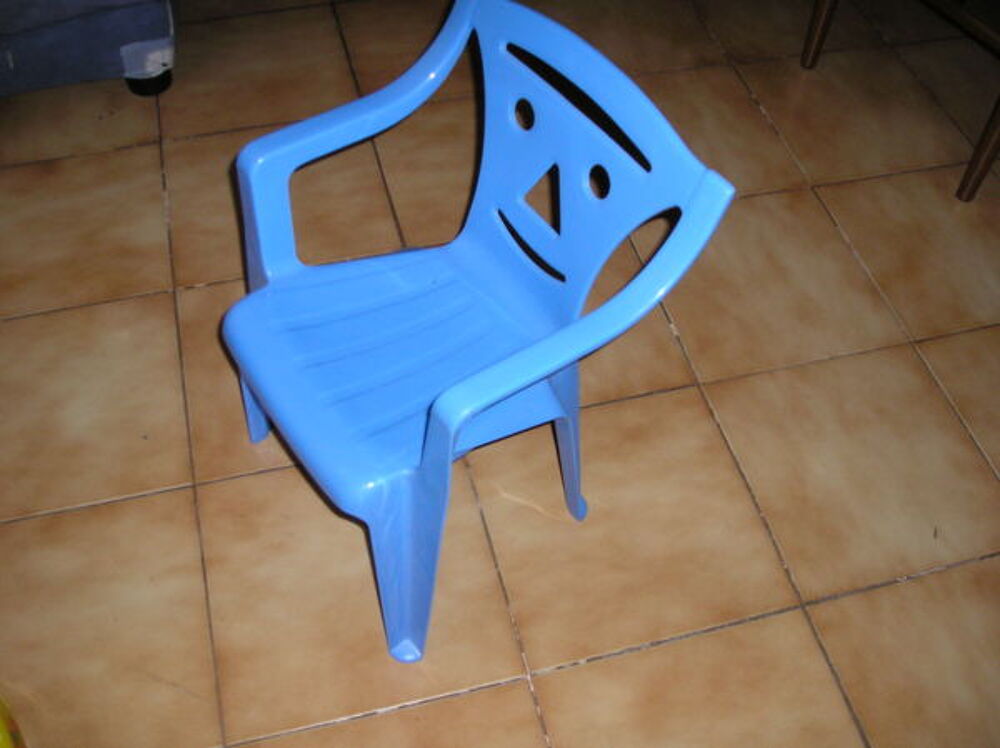 Fauteuil enfant de couleur bleue
Mobilier enfants