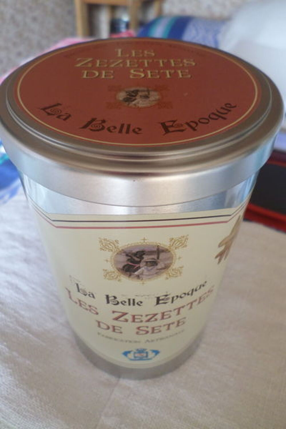 Boite ronde en m&eacute;tal
Décoration