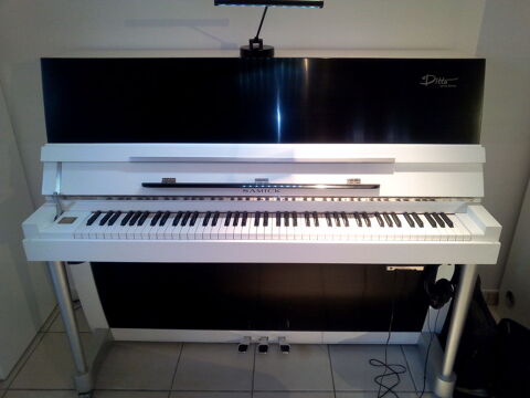 Beau piano design noir et blanc avec silencieux 4300 Fourquevaux (31)