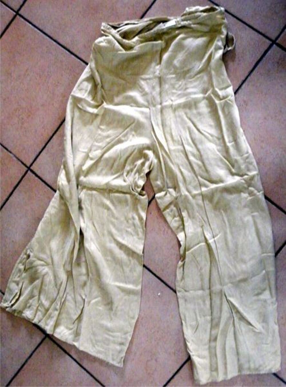 pantalon beige qui se noue a la taille Vêtements