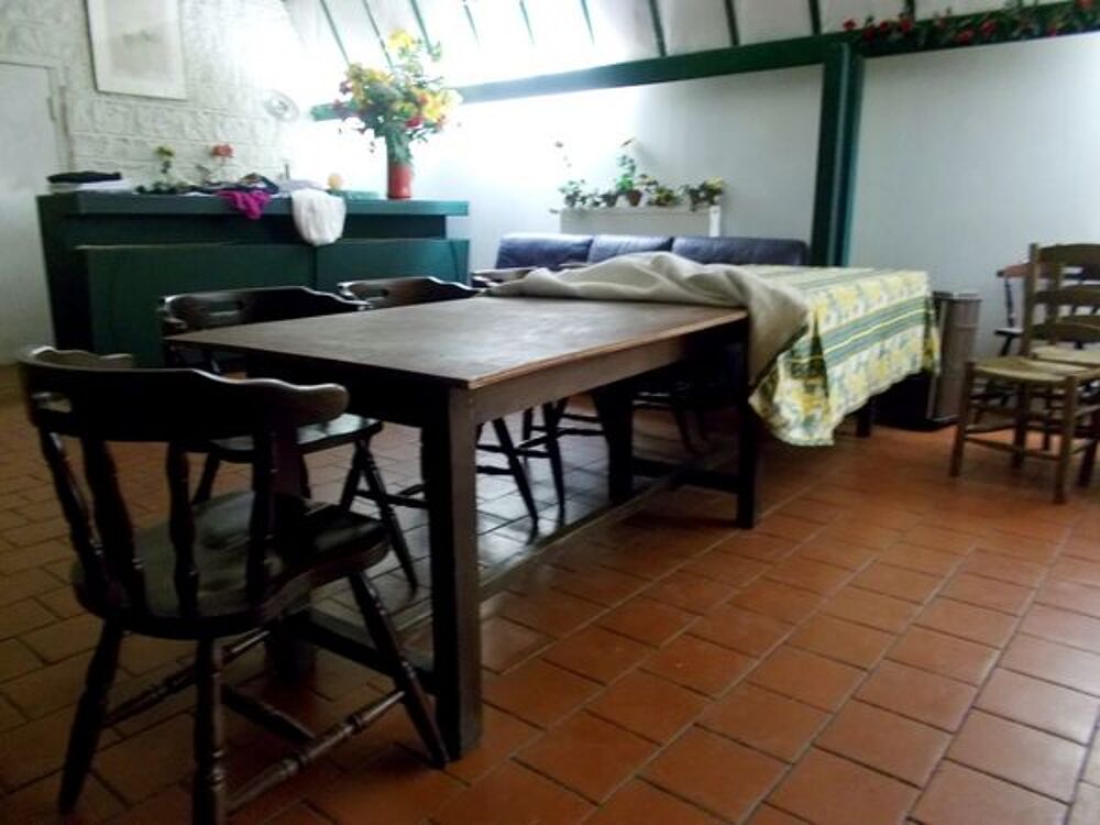 Grande table en bois brut solide l&eacute;g&egrave;re ann&eacute;e 60 Meubles