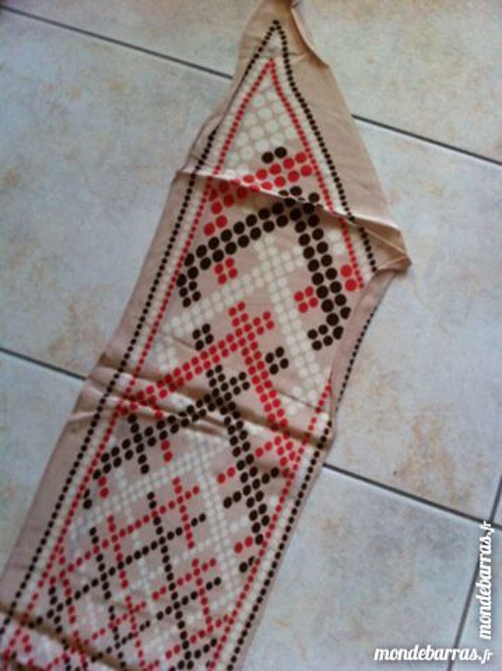 foulard rectangulaire aux extr&eacute;mit&eacute;s biseaut&eacute;es Bijoux et montres