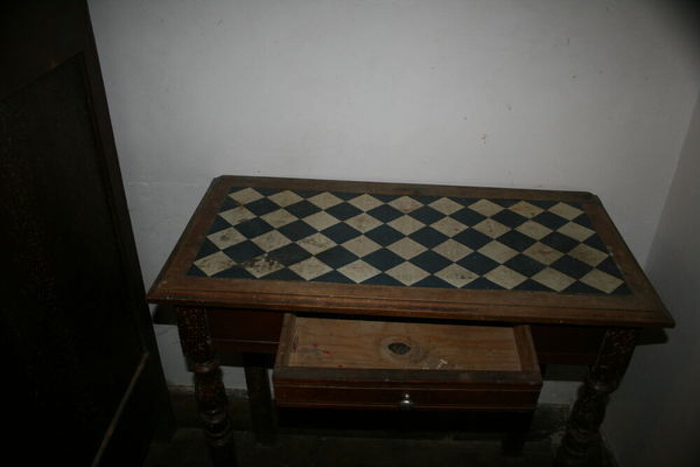Table d'appoint marquet&eacute;e Meubles