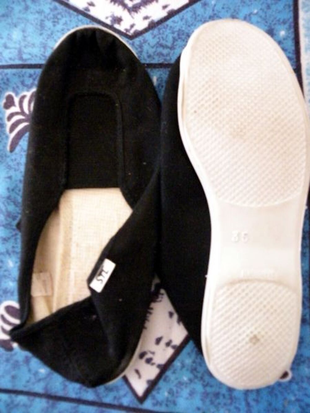 ballerine noire semelle blanche taille 35 
Chaussures
