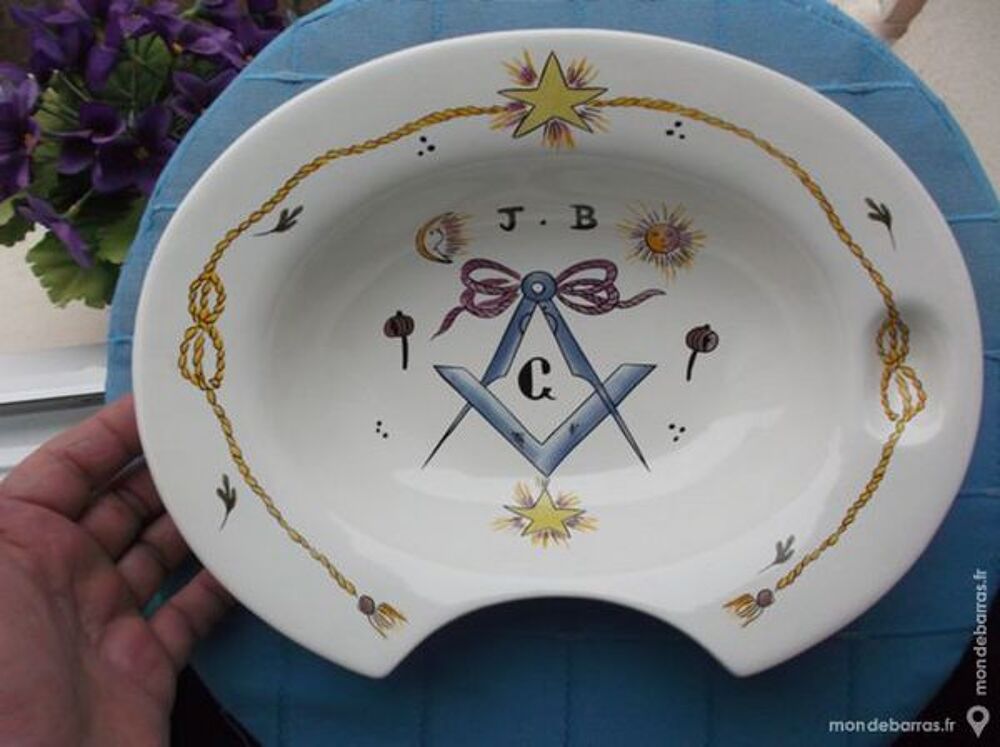 Faience de ROUEN plat &agrave; barbe Franc-Maconnerie 