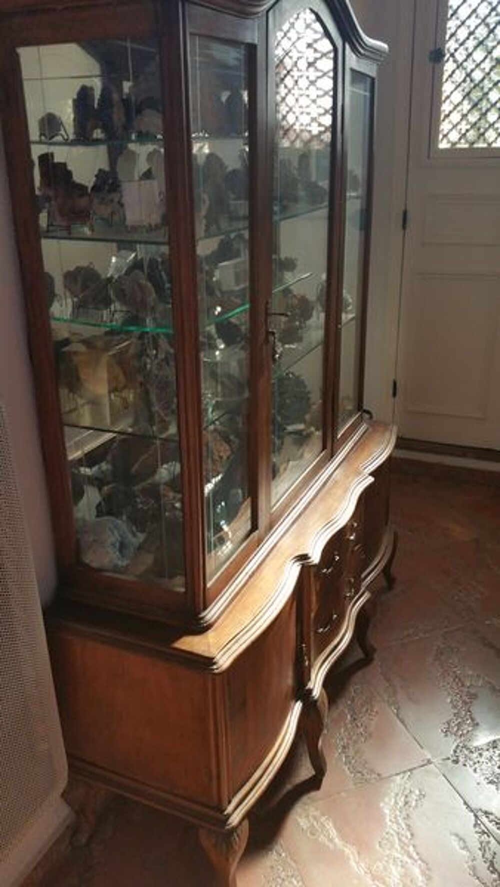 VITRINE EN NOYER Meubles