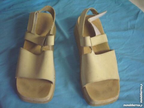 Sandales beige à scratch pt 39 3 Bouxwiller (67)