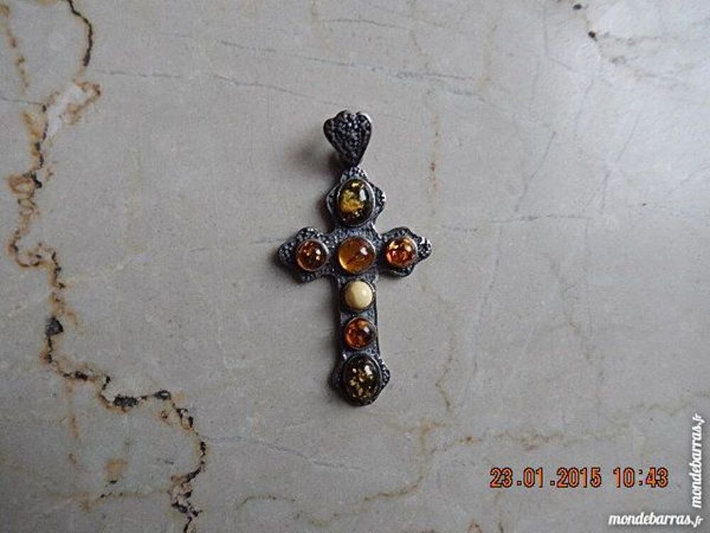 croix sertie d' ambre Bijoux et montres
