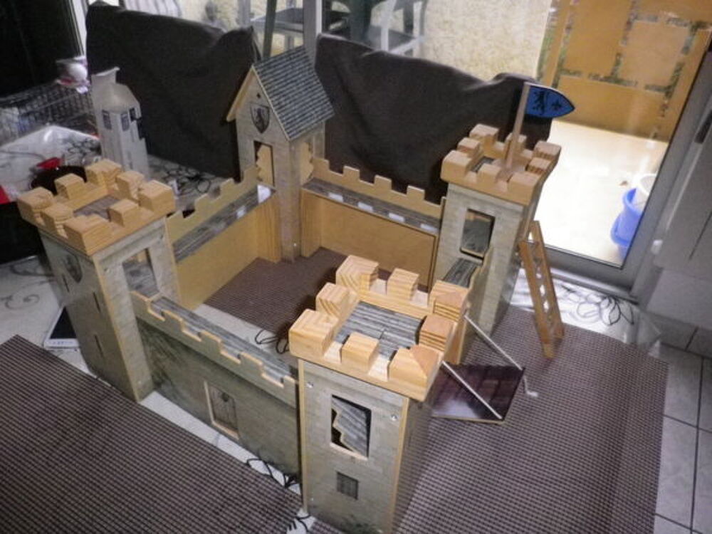 ch&acirc;teau fort avec figurine Jeux / jouets