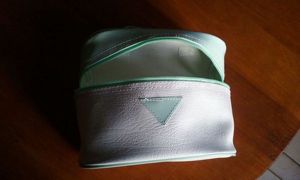 Trousse de toilette verte et blanche Maroquinerie