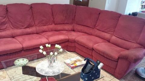 Canap d'angle, 5/6 places, couleur framboise 450 Trouillas (66)