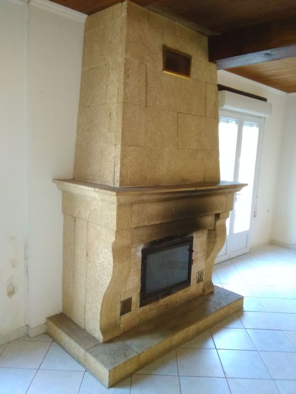 Chemin&eacute;e en pierres avec insert Décoration