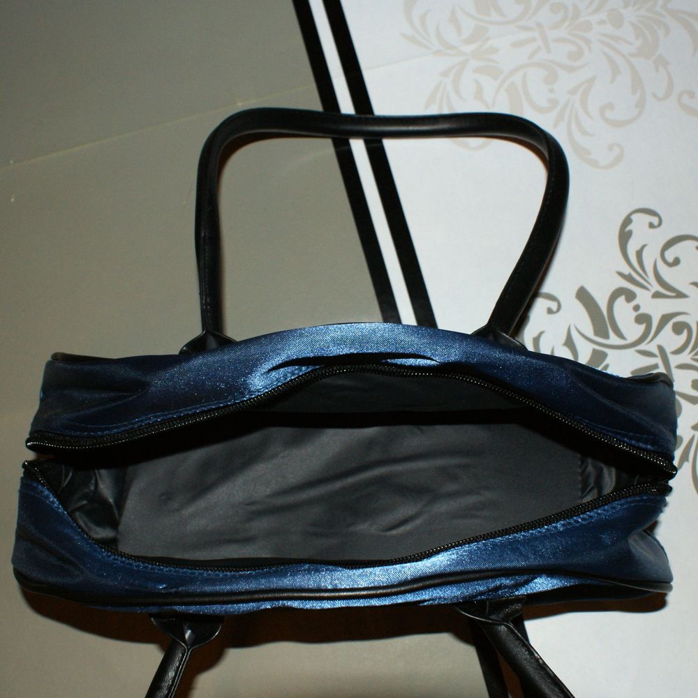 Sac demi lune bleu satin&eacute; Maroquinerie
