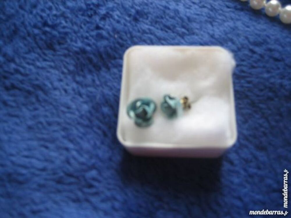 BOUGLE D OREILLES Bijoux et montres