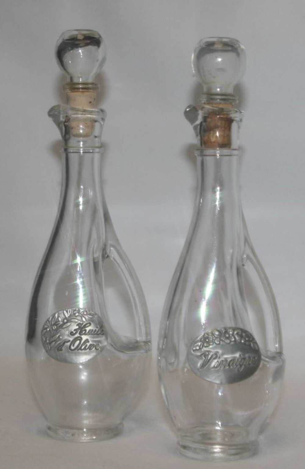 Ensemble carafes huile vinaigre &eacute;tiquet&eacute; en &eacute;tain. Cuisine