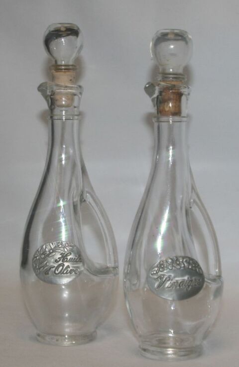 Ensemble carafes huile vinaigre étiqueté en étain. 12 Courry (30)