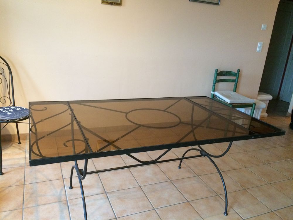 Table fer forg&eacute; et plateau en verre Meubles