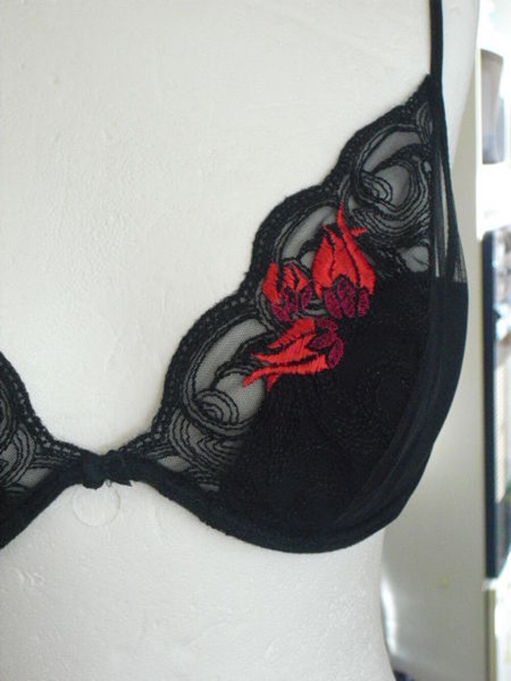 soutien gorge tout brod&eacute; neuf taille 90 C Vêtements