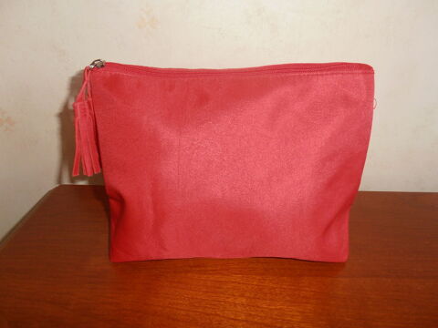 Trousse rouge � pompons (79) 5 Tours (37)