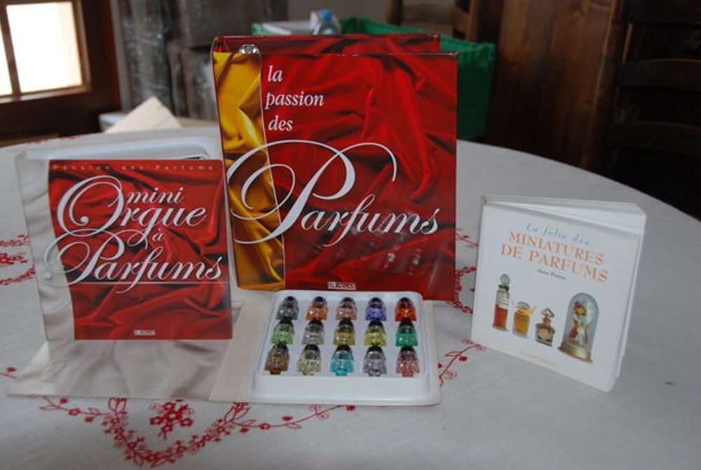 138 miniatures de parfum pleines avec leurs boites 