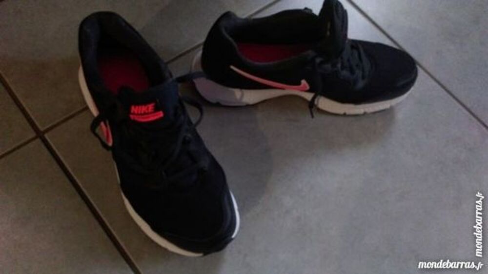 chaussures neuve NIKE T.40 Chaussures