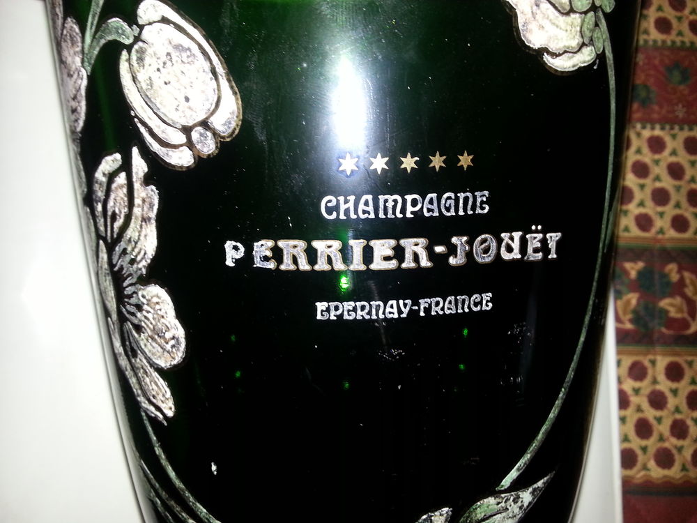 SEAU CHAMPAGNE PERRIER JOUET ET SES 5 VERRES
5 FLUTES Décoration