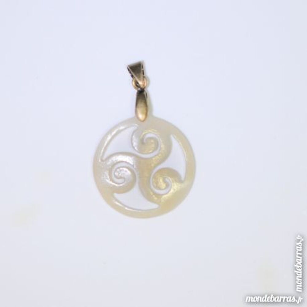 Triskel os, pendentif. Diam 2,4cm. Bijoux et montres