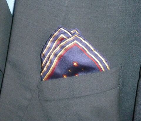 POCHETTE pour COSTUME en soie bleue 15 Doussard (74)