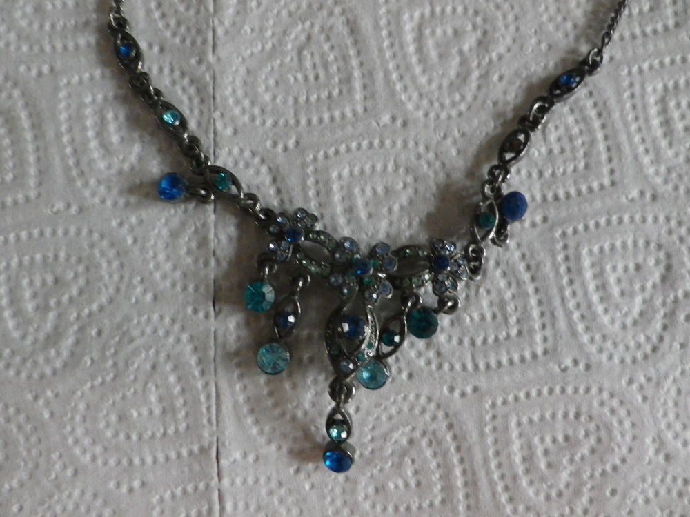 COLLIER PENDENTIF BLEU N&deg;3 Bijoux et montres