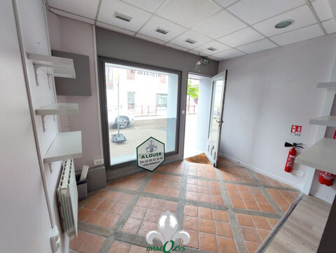 Disponible de suite. <br> Local commercial au c?ur du... 420 71380 Saint-marcel