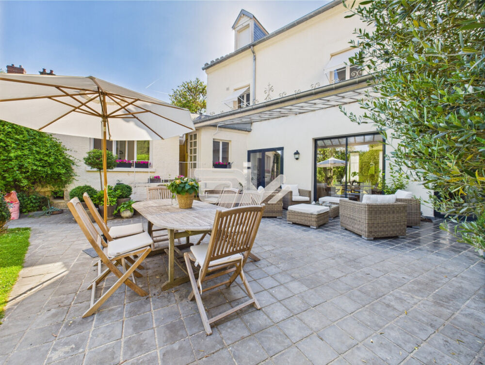 Vente Maison Jolie Maison Familiale avec Dépendances, Piscine et Jardin, à Pr Bucy le long