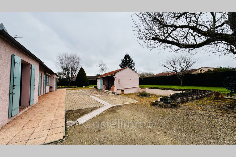 Maison de plain-pied avec grand terrain piscinable, garages e