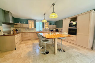  Maison  vendre 14 pices 