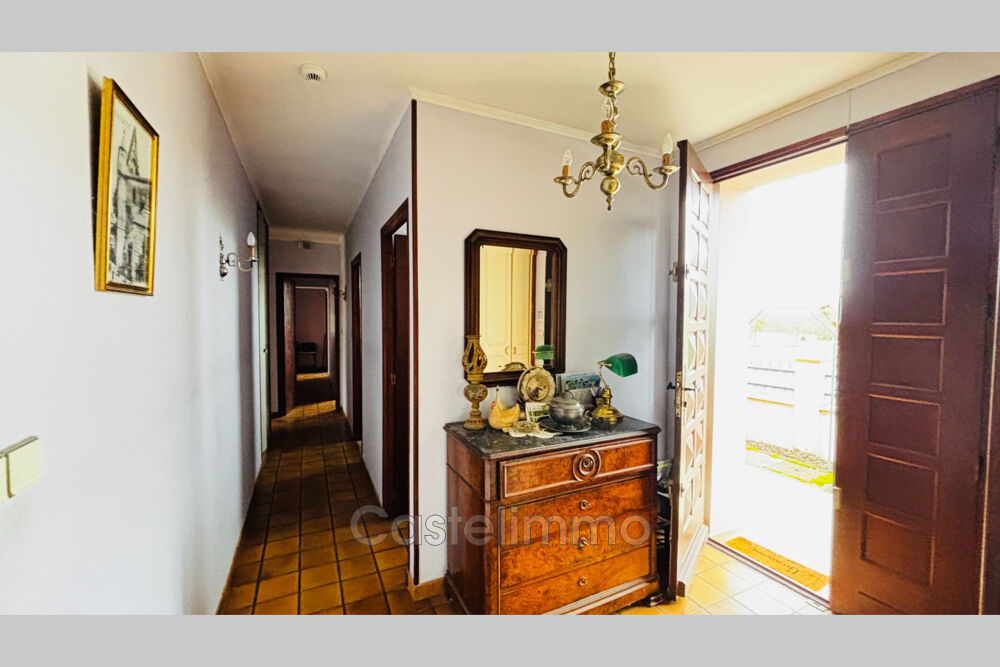 Maison de plain-pied avec grand terrain piscinable, garages e