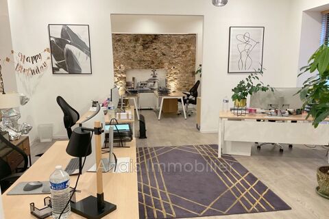   A vendre Murs boutique ou bureau en centre-ville de Cogolin. 