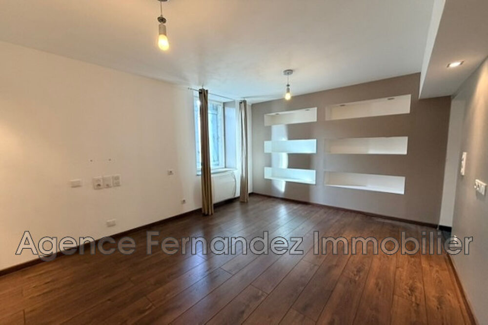 Appartement type 3 rénové. 1er étage. Calme.Proche commerces.