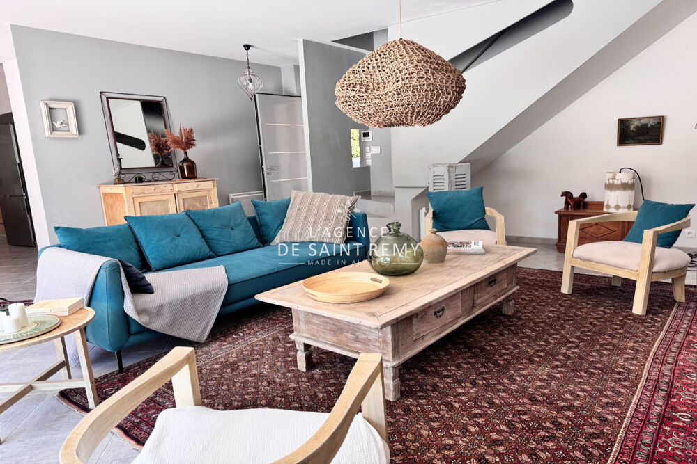 Maison contemporaine aux pieds des Alpilles, et à pied du cent
