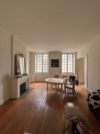  Appartement à louer 2 pièces 83 m²