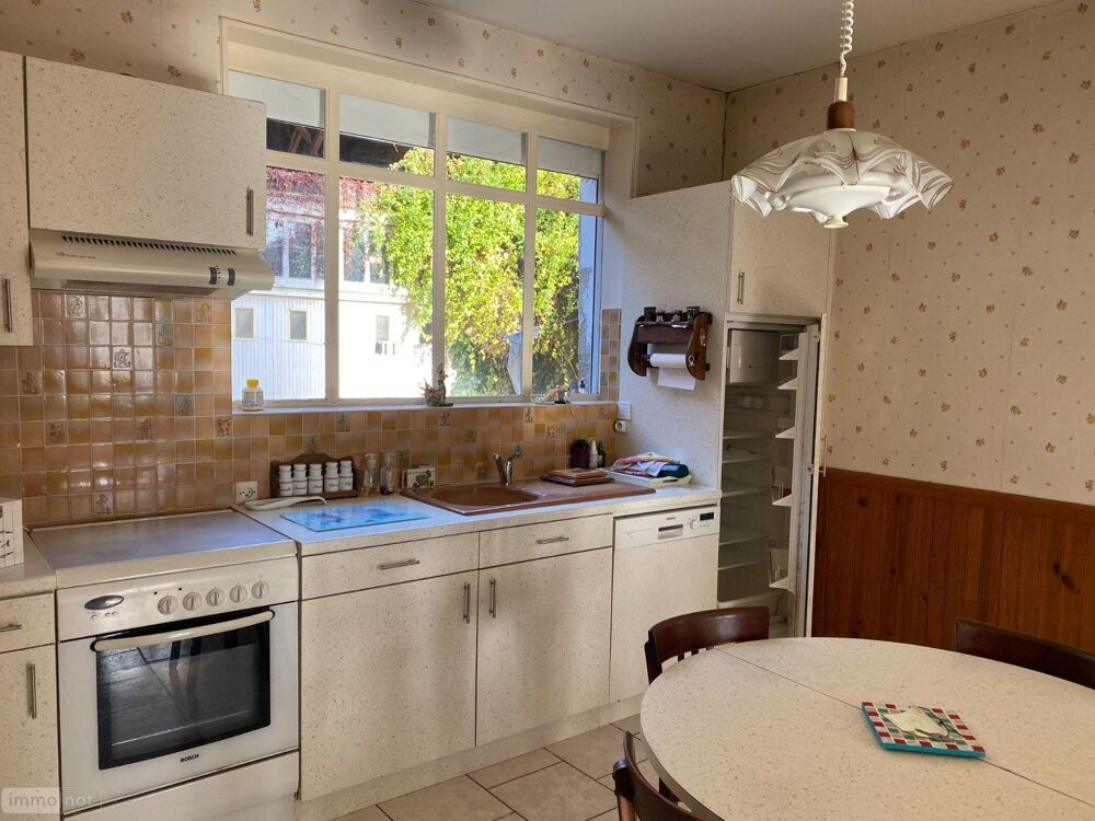 Une maison située en centre bourg composée d''une cuisin....
