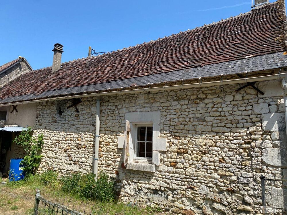 Une longère ancienne, mitoyenne, à rénover composée d''u....
