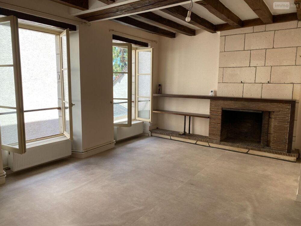 Un immeuble situé en plein centre ville comprenant : ....