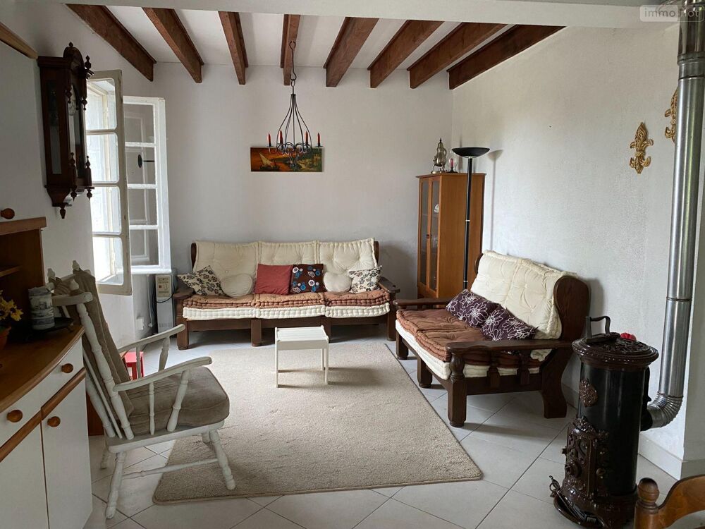 Maison en campagne composée d''une pièce de vie (poêle à....
