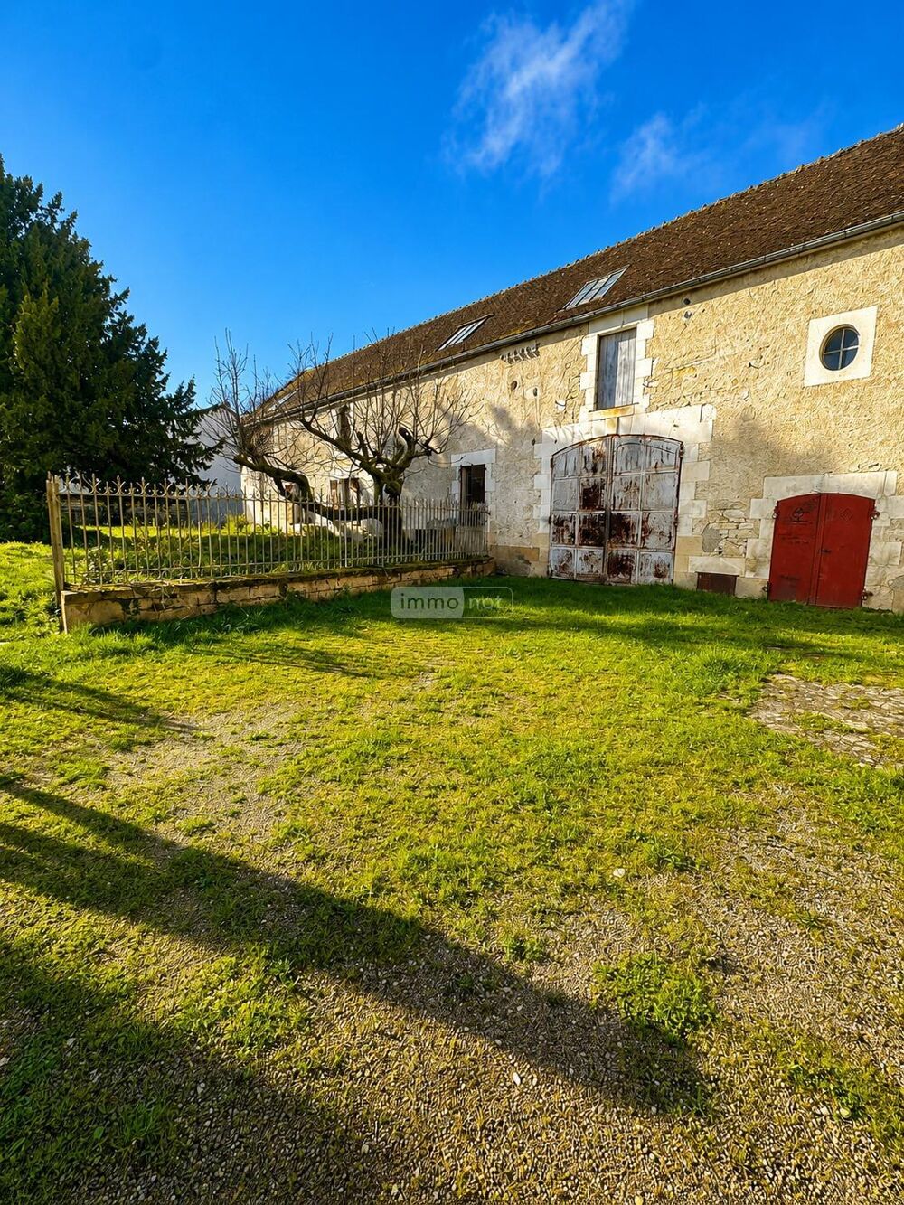 À vendre - Ancien presbytère avec dépendances à Coulange....