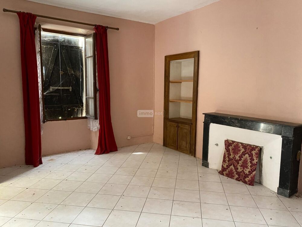 Ancien presbytère à rénover comprenant : Au-rez-de-chaus....