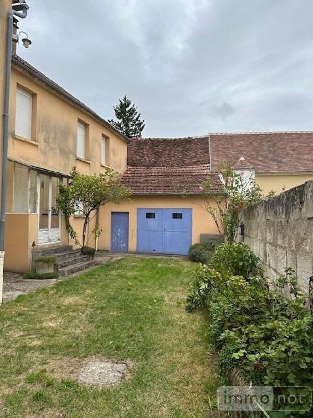 Situé dans un village calme , cette maison offre un beau....